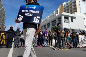 Vandalizan autos de la Policía de Puerto Rico en manifestación contra Promesa