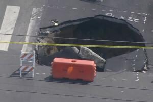  Un masivo socavón sorprende a West Philadelphia tras abrirse en una intersección.