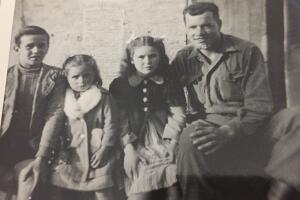 John Bronsky junto a los hermanos Naldi.