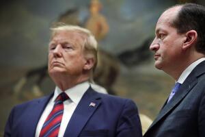 El presidente Donald Trump y el secretario de Trabajo Alexander Acosta durante un evento en la Casa Blanca el 9 de mayo de 2019 en Washington, DC.