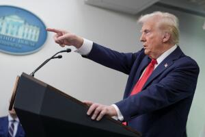 El presidente Trump habla sobre el accidente aéreo en Washington, en la sala de conferencias de prensa Brady de la Casa Blanca el 30 de enero de 2025.