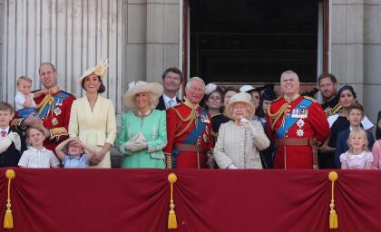 La Reina Isabel Ii Le Da La Bienvenida Al 2020 Con Una Nueva Fotografia Junto A Los Herederos Del Trono Famosos Univision