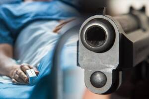 Niño de 3 años dispara de manera accidental contra su padre en Mesa