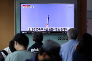 La televisión surcoreana transmitió la noticia del lanzamiento de otro misil por parte de Pyongyang