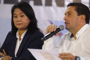 La candidata Keiko Fujimori este miércoles junto al asesor Miguel Ángel Torres, testigo del caso Odebrecht en el que se la investiga.