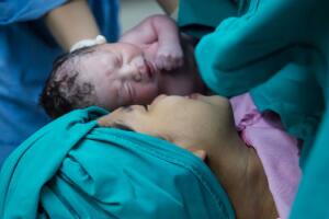 cesarea-mae-bebe.jpg