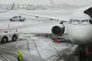 Nieve y clima invernal provocan retrasos y cancelaciones en aeropuertos de Nueva York.