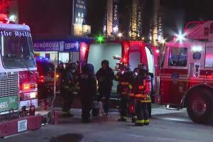 Incendio en Elmhurst deja una mujer sin vida, un herido crítico y varios lesionados.