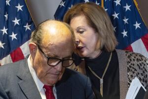 La abogada Sidney Powell habla con Rudy Giuliani el 20 de noviembre de 2020 durante una rueda de prensa para denunciar el supuesto fraude.