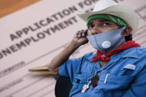 Faustino, que actualmente está desempleado, espera después de completar los formularios de desempleo.