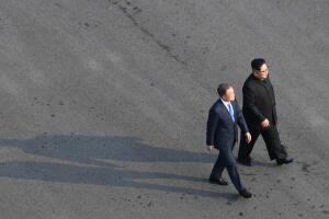 El presidente surcoreano, Moon Jae-in (izquierda) y el líder norcoreano Kim Jong-un (derecha) en el histórico encuentro entre líderes de ambos países, el 27 de abril de 2018.