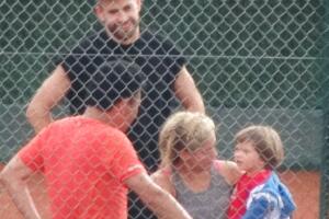 Shakira con Piqué y Sasha en sus clases de tenis