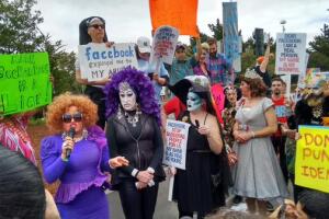 Protestan contra política nombres de Facebook