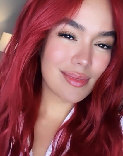 <h3 class="cms-H3-H3">Karol G</h3> <br> <br>Con gran expectativa tenía <a href="https://www.univision.com/musica/karol-g-tiene-su-propia-muneca-barbie" target="_blank">la ‘Bichota’</a> a todos sus fanáticos por su <a href="https://www.univision.com/musica/karol-g-cambiara-de-color-de-cabello-azul-fotos" target="_blank">cambio de look</a>, pues a horas de compartir su primer video en redes mostrando el nuevo color de su pelo, sus seguidores la han elogiado comparándola con <a href="https://www.univision.com/musica/karol-g-sofia-vergara-y-otras-celebridades-con-cabello-azul-fotos" target="_blank">la ‘Sirenita’.</a>