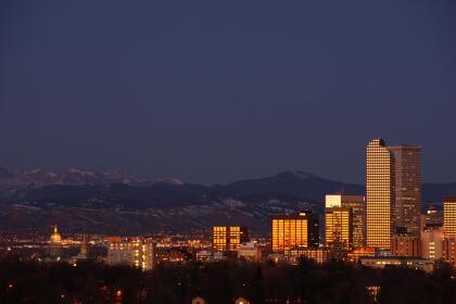 <b>Puesto 16: Aurora, Colorado. </b>Esta ciudad ofrece las ventajas de su floreciente urbe vecina, Denver, y su imponente naturaleza con muchos parques y senderos. Es el hogar del embalse de Cherry Creek, donde puedes practicar
<i>paddle boarding</i> o montar a caballo, y tiene un distrito artístico con muchas galerías. Allí se encuentra el
<i>Stanley Marketplace</i>, el mercado cubierto más grande de Colorado, es un lugar increíble para cenar o ir de compras.