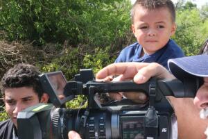 Satiel Morales, de 24 años, cargaba en hombros a su niño de cuatro. El cruzó el río en una lancha de goma y dice que espera que las autoridades de Estados Unidos entiendan la violencia los afecta en El Salvador, el principal motivo de lanzarse al arriesgado viaje.  