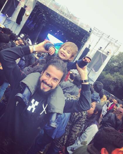 Michelle Renaud no dudó en contestar a dicho comentario: "¿Los bebés ? Ellos sólo sufren si los papás sufren o les meten ideas en la cabeza, sino, los niños se acoplan a todo lo nuevo y más si es manejado con amor".