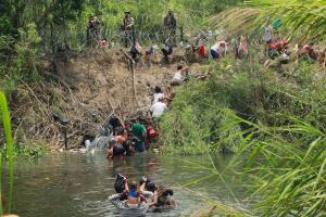 En la agonía del Título 42 migrantes siguen lanzándose al río Bravo