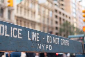Tres personas son apuñaladas frente a un complejo NYCHA de Brooklyn.