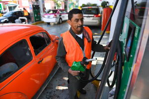 Una gasolinera de Pemex llena el tanque de un automóvil en la Ciudad de México.