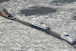 Hielo suspende el servicio de ferry de la Ciudad de Nueva York en todas sus rutas.