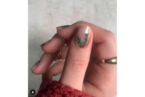 Diseño de uñas para Navidad con muérdago