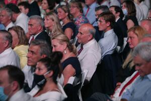 El representante Louie Gohmert, de Texas, sentado entre los asistentes que esperan escuchar el discurso de aceptación de la nominación republicana de Donald Trump.