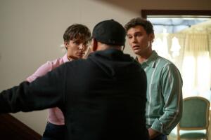 Monstruos de Netflix hermanos Menéndez hablando