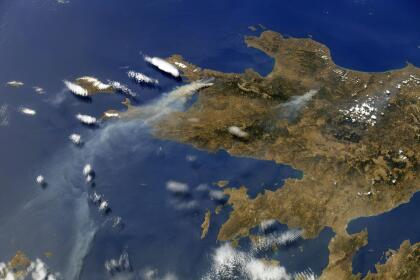 Peloponnese fire 🇬🇷 Le Péloponnèse il y a quelques jours – en feu. Et ça continue ces jours-ci. Nos pensées depuis la Station à ceux qui souffrent des incendies que ce soit en Californie ou au sud de l’Europe. Le GIEC a remis son dernier rapport hier et il n’y a pas mieux comme analyse scientifique de l’état du climat et de ce qui nous attend. Verdict : certains effets du réchauffement climatique (hausse du niveau de la mer, fonte des glaces – entre autres !) ne sont tout simplement plus réversibles… et il est quasiment trop tard pour limiter le réchauffement de la planète de 2°C. Il est donc acté qu’on ne peut plus continuer à vivre sur cette planète comme on l’a fait jusqu’ici. Qu’on a bien sûr tous notre rôle à jouer, mais qu’il faut aussi des mesures fortes, avec une vision à long terme, prises par les décideurs. Rendez-vous à la prochaine COP en novembre à Glasgow… ? www.ipcc.ch/report/ar6/wg1/ 🚨🚨🚨 Fires in Peloponnese, Greece. Yesterday the United Nation's Intergovernmental Panel on Climate Change released a report clearly stating our climate is changeing and we need to make hard choices as a species to avoid the worst. My heart goes out to all affected by these fires and the intense heat in the Mediterranean and California, USA. www.ipcc.ch/report/ar6/wg1/