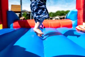 Niño de 2 años muere cuando inflable es arrastrado por el viento en Casa Grande