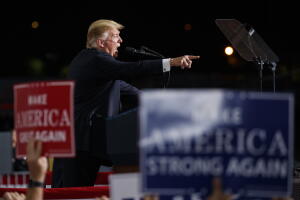 Los mitines de Trump se han convertido en una especie de licuadora de insultos y falsedades sobre quienes lo adversan en la arena política.