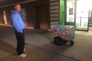 Don Lupe a las afueras del centro New Life, donde residentes le entregaron su carrito de paletas.