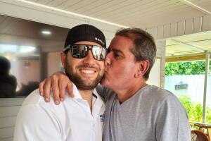 Addiel Elias con su padre Benito. Emigrantes cubanos 2022