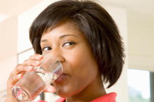 agua-mulher-bebe-na-cozinha_2.jpg
