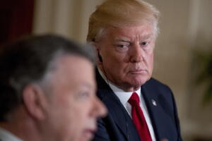 El presidente Donald Trump escucha a su contraparte de Colombia, Juan Manuel Santos, durante la rueda de prensa de este jueves.
