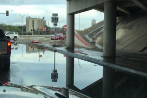 Tornados provocan daños a decenas de viviendas en San Antonio 