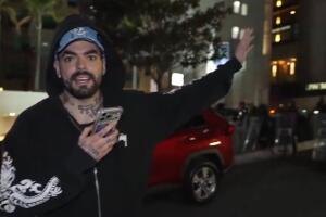 Adriano Zendejas simuló ser un reportero al acercarse al hotel de la selección inglesa, resguardado por elementos de seguridad de la Ciudad de México. 
