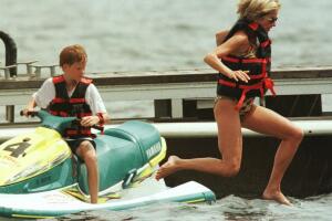 El 17 de julio de 1997, Lady Diana pasó un tiempo de vacaciones en Saint Tropez, en la riviera francesa, donde su novio 'Dodi' Al Fayed, tenía una propiedad. Aquí se ve en la imagen cómo salta de una moto de agua que pilota su hijo, el príncipe Harry. 