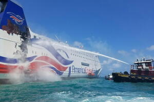 Ferry incendiado cerca de puerto de San Juan
