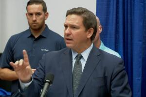 DeSantis advertencia distritos escolares Florida mascarilla obligatoria 
