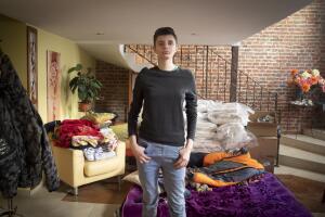 Natasha, que se define como queer, en el refugio para personas LGBTQ de la ONG Insight en Lviv