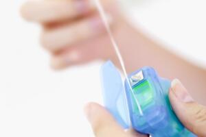 Aprenda a usar o fio dental na higienização da boca
