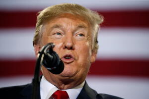 Trump vuelve a arremeter contra los jugadores de la NFL que se arrodillan cuando suena el himno de EEUU.