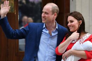 Los duques de Cambridge salen del hospital tras el nacimiento de su tercer hijo