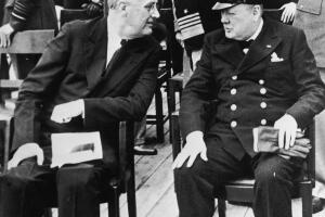 En agosto de 1941, el primer ministro británico Winston Churchill y el presidente estadounidense Franklin Delano Roosevelt se reunieron a bordo del barco Príncipe de Gales frente a las costas de la península de Labrador, Canadá.