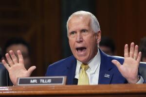El senador Thom Tillis, de Carolina del Norte, critica a la secretaria de Seguridad Nacional, Kristi Noem, durante una audiencia de supervisión ante el Comité Judicial del Senado. 