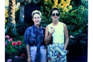 Rebecca Jones y su amiga Cindy Pierce en Laguna Beach, 1979.jpg