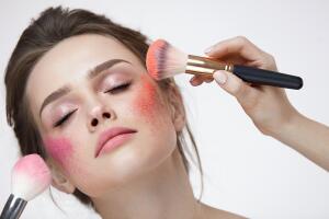 blush-maquillaje-modelo-brochas.jpg