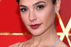 gal_gadot_vestido_plateado.jpg