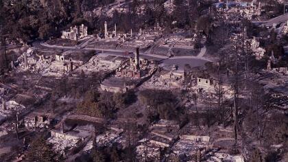 <b>TUNNEL Oakland Hills - </b>La catástrofe se desató un 19 de octubre de 1991 a raíz de un foco mal apagado en el área de Berkeley Hills, 
<b>en el condado de Alameda</b>. Más de 1,600 acres y 2,900 viviendas y/o negocios sucumbieron al avance del fuego, mientras que 
<b>25 personas perdieron la vida. </b>